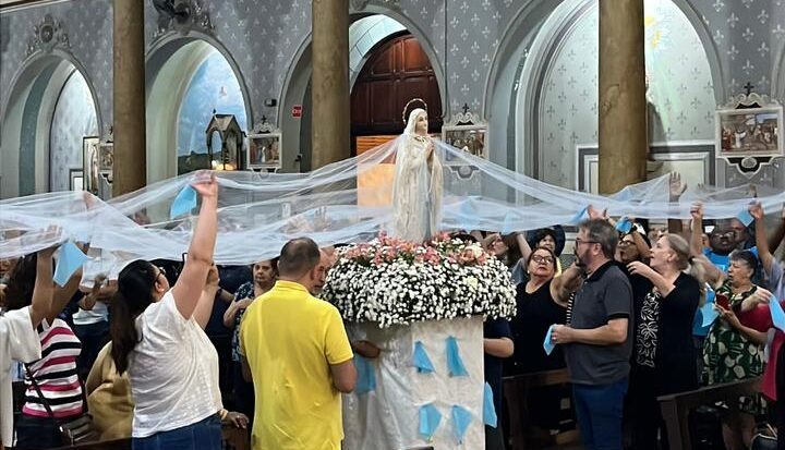 Devotos celebram dia de Nossa Senhora de Lourdes